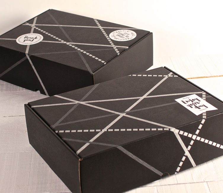 Caja de cartón negro sobre blanco