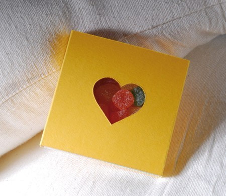 Caja troquelada con corazón