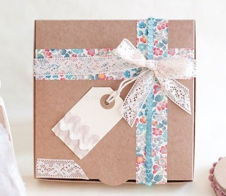 Bonita Caja Regalo con Lazo y Cinta Floreada