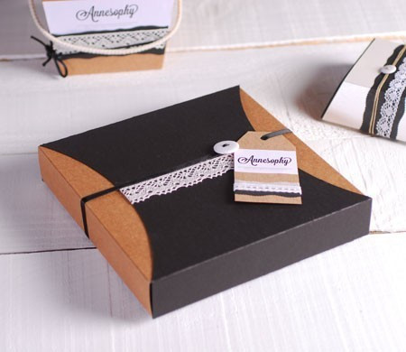 Delicada Caja Regalo con Puntillas y Etiqueta