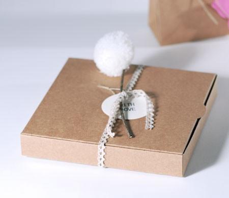 Caja con Pompón para Invitación de Boda