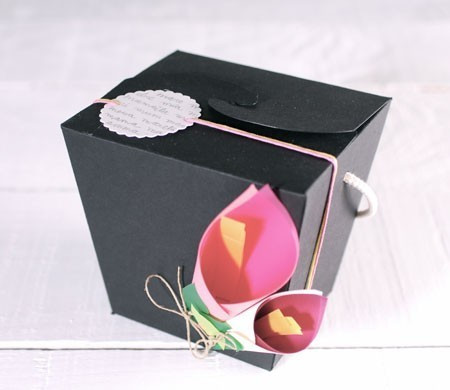 Caja Decorada con Flores de Papel