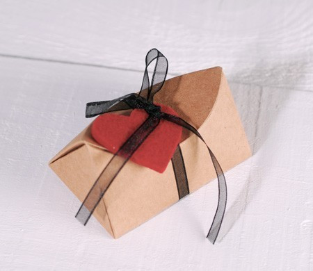 Caja con lazo y corazón de fieltro