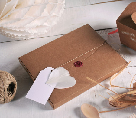 Caja para bodas decorada con lacre y plumas Caja para bodas decorada con lacre y plumas
