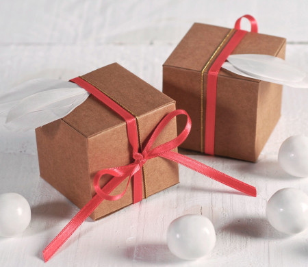 Cajita Regalo Cuadrada con Plumas Cajita Regalo Cuadrada con Plumas