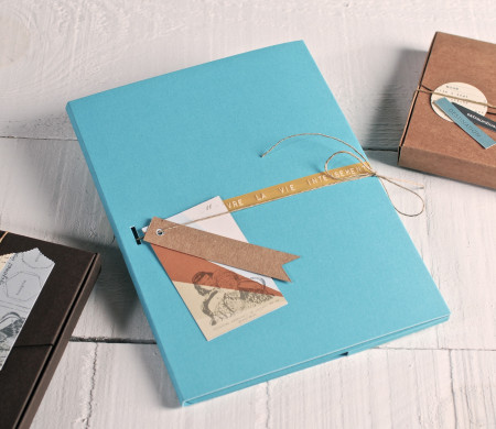 Carpeta de cartón decorada