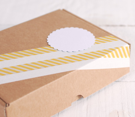 Caja Rectangular con Decoración Amarilla y Blanca