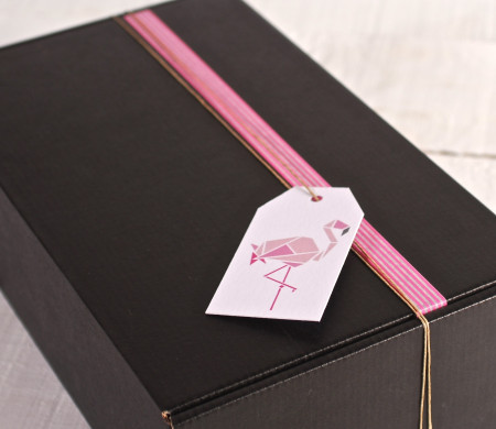 Caja Decorada en Rosa y Blanco con Etiqueta Flamenco