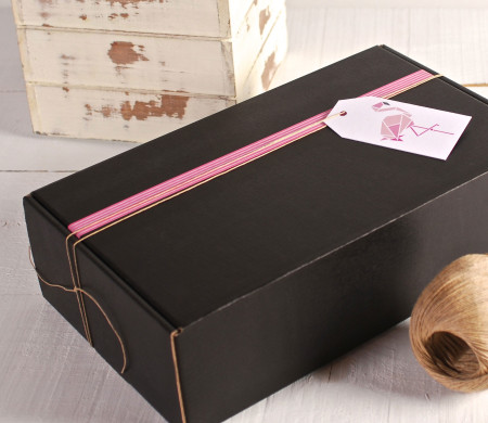 Caja Decorada en Rosa y Blanco con Etiqueta Flamenco