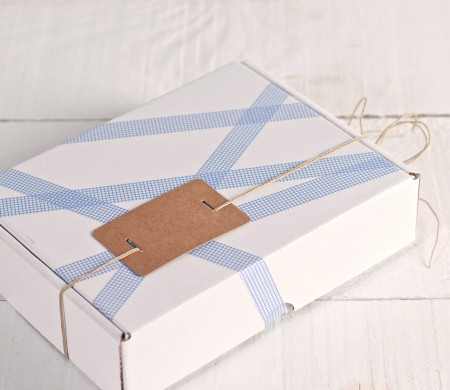 Caja Blanca Decorada con Washi Tape de Cuadrados Azules Caja Blanca Decorada con Washi Tape de Cuadrados Azules