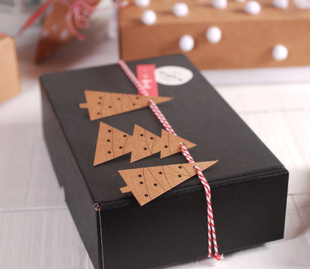 Caja Negra con Etiquetas Navideñas Caja Negra con Etiquetas Navideñas