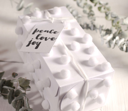 Caja blanca con pompones