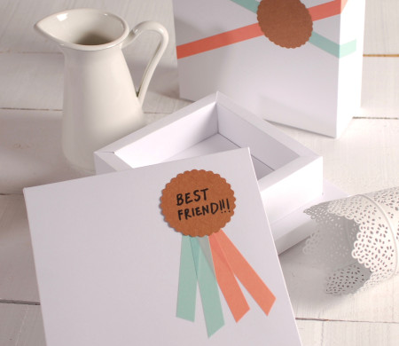 Caja Cuadrada Blanca Decorada con Medalla Caja Cuadrada Blanca Decorada con Medalla