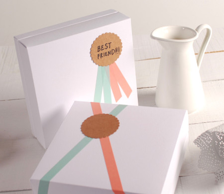Caja Cuadrada Blanca Decorada con Medalla Caja Cuadrada Blanca Decorada con Medalla