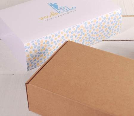 Caja grande con faja para regalos Caja grande con faja para regalos