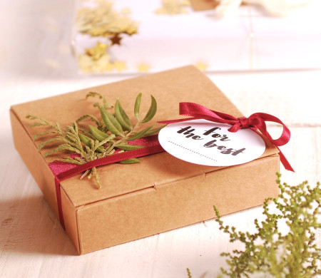 Caja plana con decoración floral