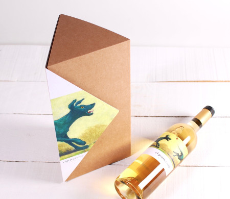 Caja triangular para vinos decorada