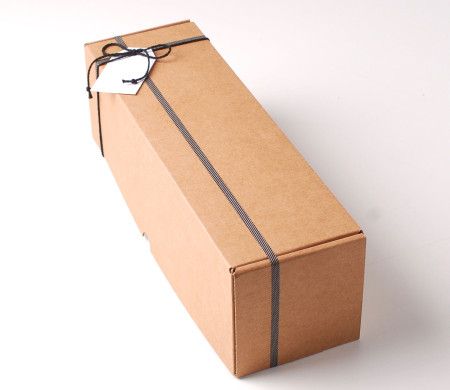 Caja sencilla alargada de vino decorada