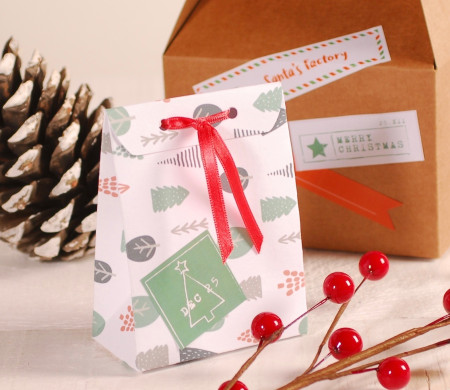 Cajita sobre decorado para Navidad