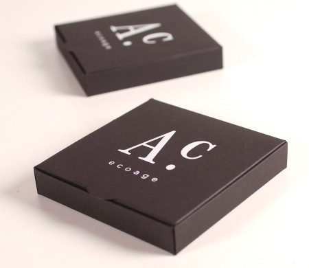 Caja negra con letras blancas