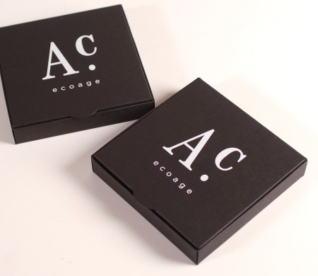 Caja negra con letras blancas Caja negra con letras blancas
