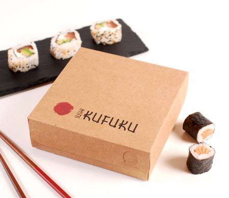 caja cuadrada para sushi variado