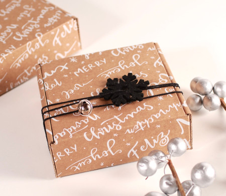 Caja cuadrada con estampado navideño