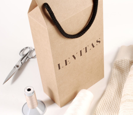 caja regalo tipo bolsa con asas para ropa