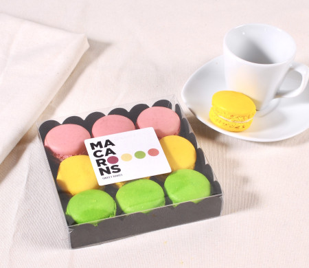 Caja cuadrada para macarons con etiqueta.