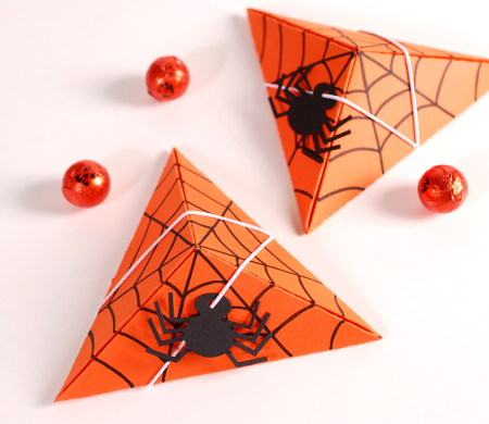 Caja triangular de cartón con telarañas para bolas de chocolate