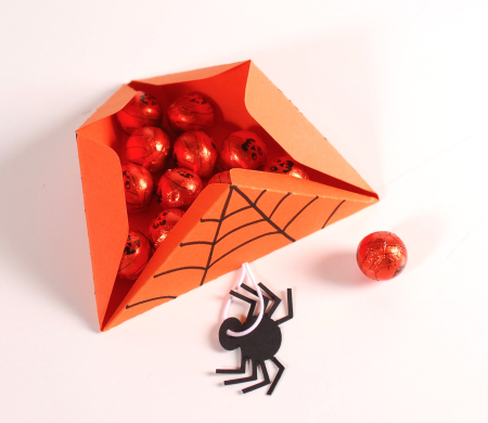 Caja triangular de cartón con telarañas para bolas de chocolate