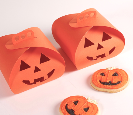 Caja de cartón calabaza con sonrisa terrorífica