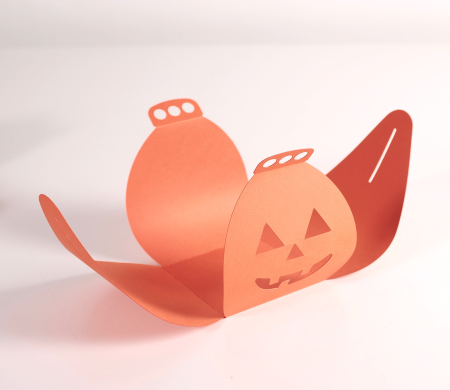 Caja de cartón calabaza con sonrisa terrorífica