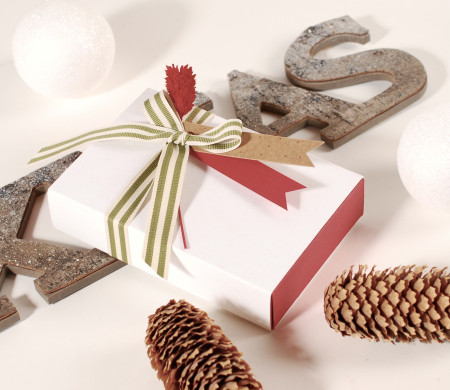 Caja navideña de cartón para regalos de pequeñas dimensiones