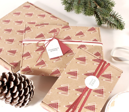 Caja de envío plana en cartón con estampado navideño