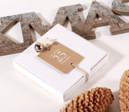 Caja plana de cartón con decoración navideña 
