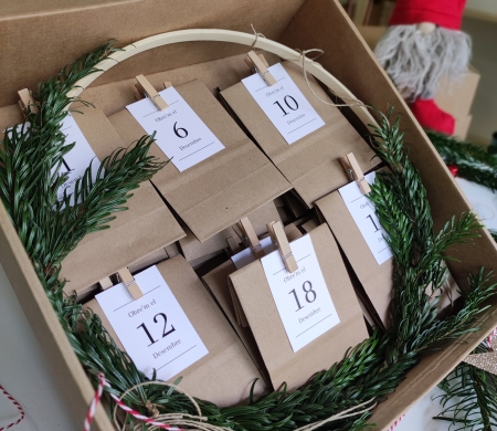 Caja de envío de cartón con decoración navideña 