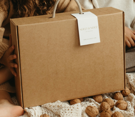 Caja malentín de cartón de la marca Nuez a Nuez Caja malentín de cartón de la marca Nuez a Nuez