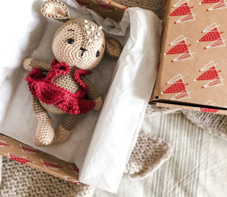 Caja de envío de cartón para ecommerce con estampado navideño