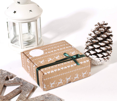 Caja cuadrada navideña para envíos Caja cuadrada navideña para envíos
