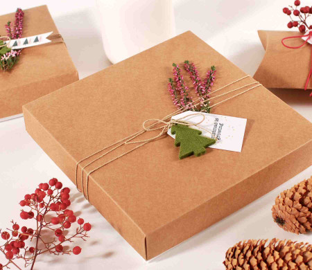 Caja plana de cartón para regalos con deco navideña