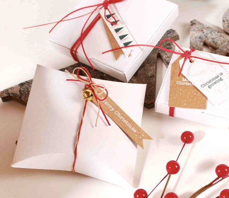 Caja regalo de cartón con decoración navideña