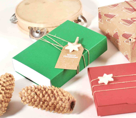 Caja pequeña de cartón con decoración navideña