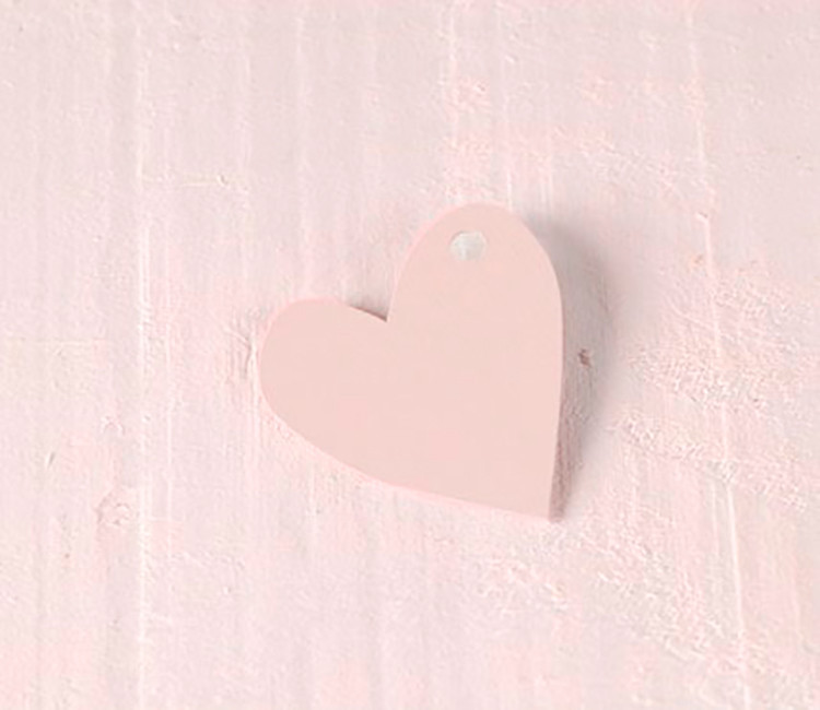Corazón irregular de cartón para colgar. Kit de 10 ud