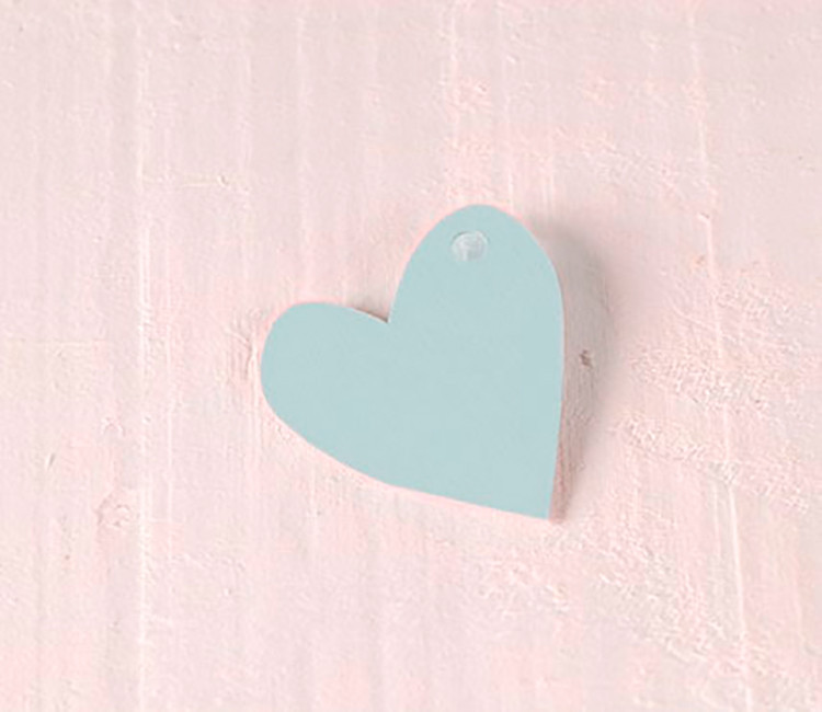 Corazón irregular de cartón para colgar. Kit de 10 ud