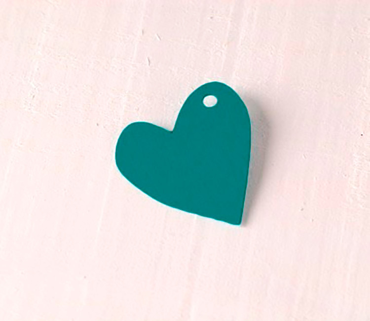 Corazón irregular de cartón para colgar. Kit de 10 ud