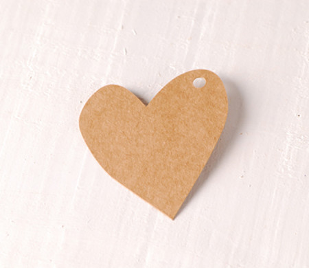 Corazón irregular de cartón para colgar. Kit de 10 ud