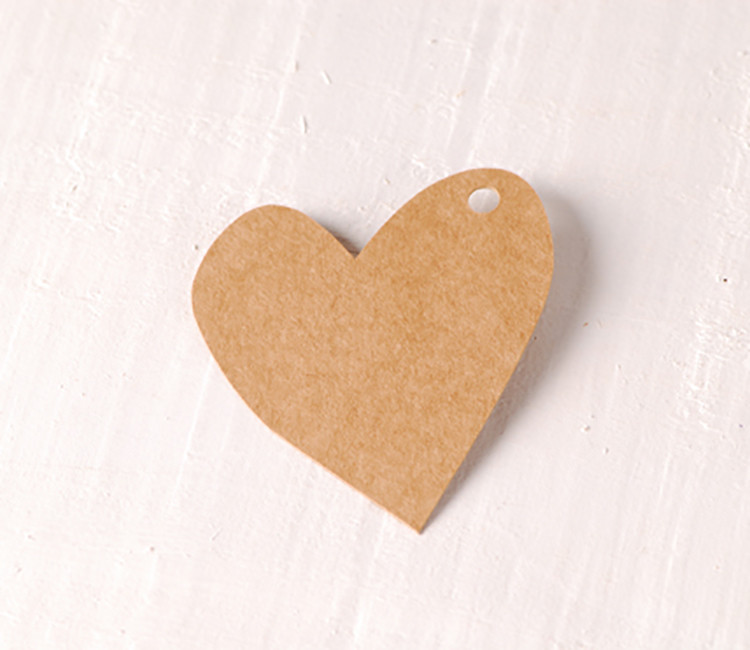 Corazón irregular de cartón para colgar. Kit de 10 ud