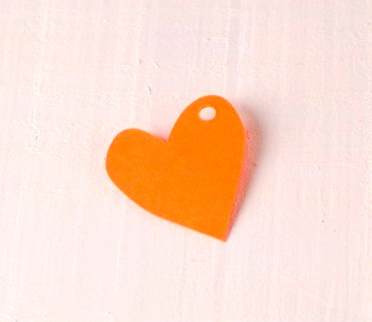 Corazón irregular de cartón para colgar. Kit de 10 ud