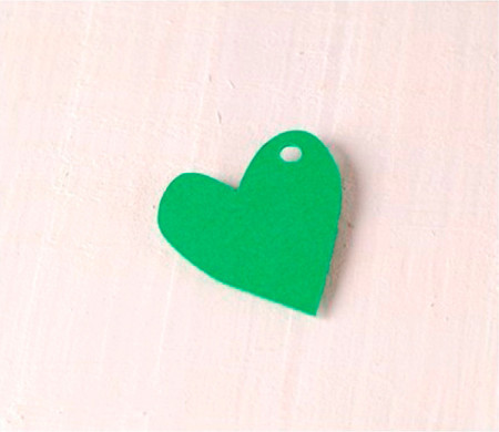 Corazón irregular de cartón para colgar. Kit de 10 ud